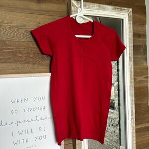 Lululemon workout tee red EUC